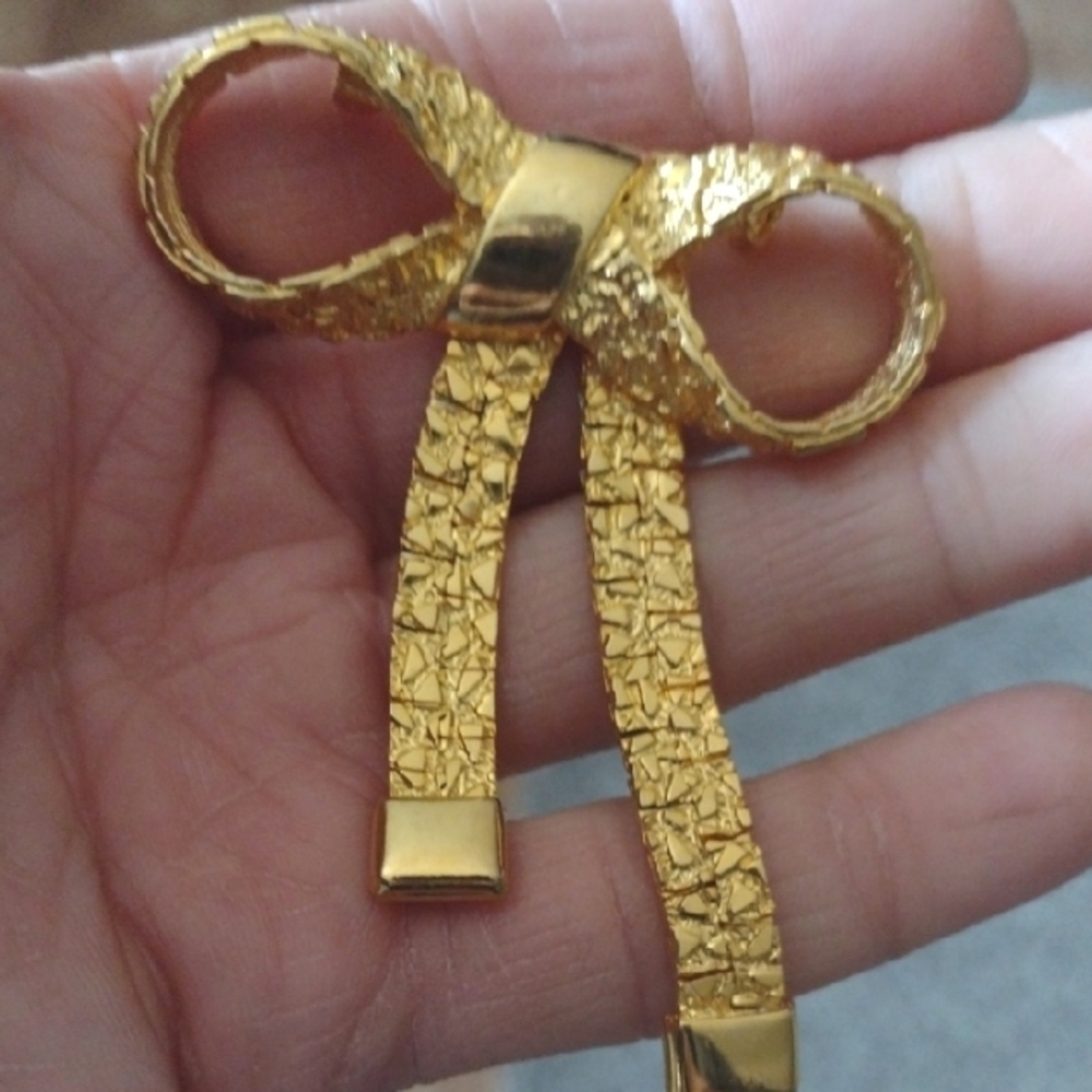 VINTAGE 80s GOLD-TONE NUGGET DESIGN FLEXIBLE BOW RIBBON 3" BROOCH PIN - Picture 5 of 9
